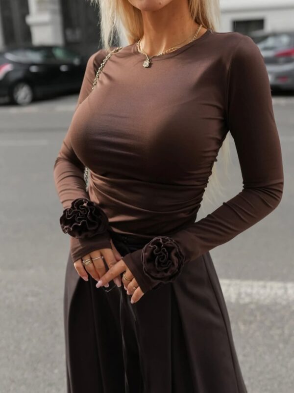 Bluzka z długim rękawem i kwiatowymi mankietami – czekoladowy brąz