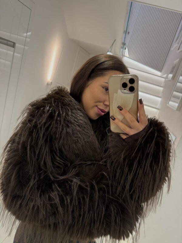 Krótkie brązowe futerko