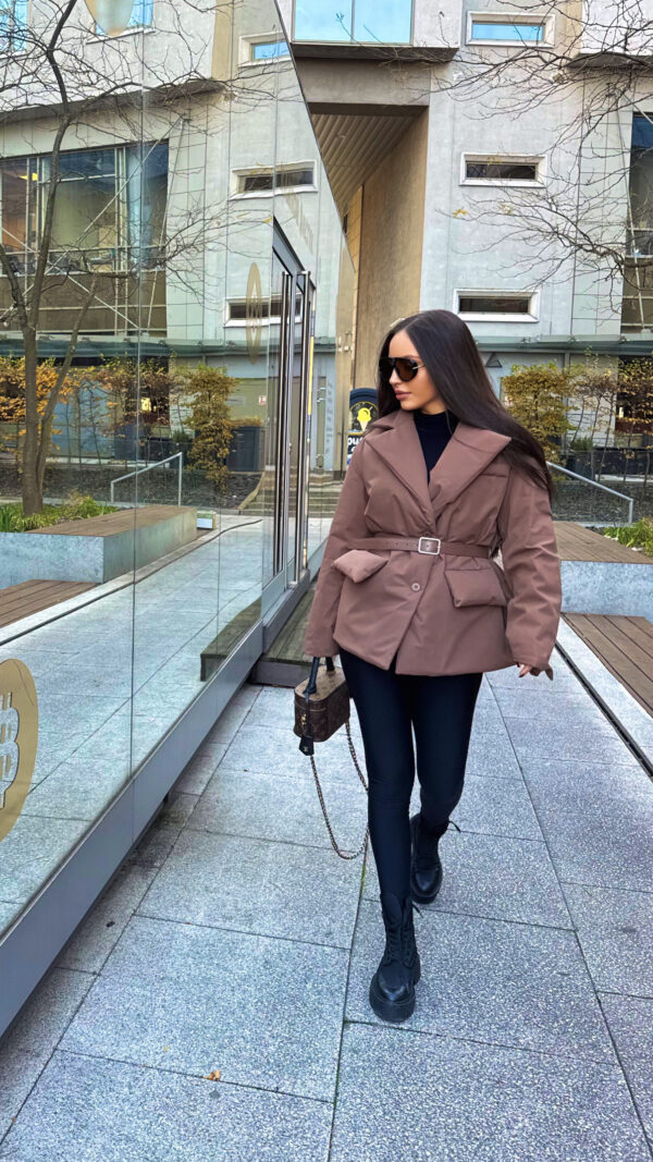 Brązowa kurtka z paskiem – klasyka w nowoczesnym wydaniu