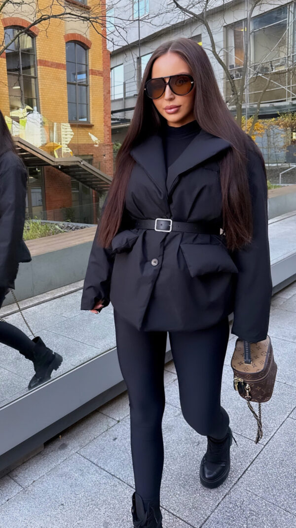 Czarna kurtka z paskiem – ponadczasowa elegancja