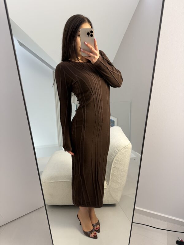 Sukienka maxi „Subtelna Linia” – brązowa