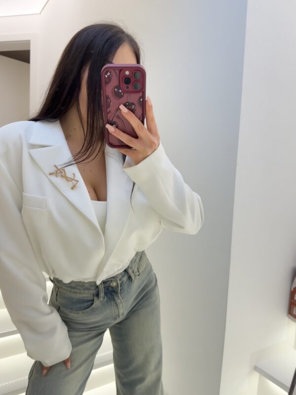 Weiße Jacke mit Brosche