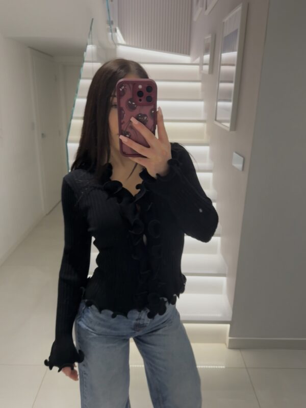 Elegancki Sweterek z Falbaną