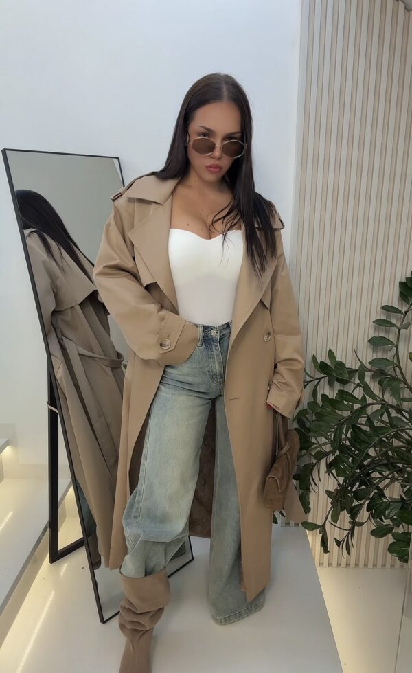 Beigefarbener Trenchcoat